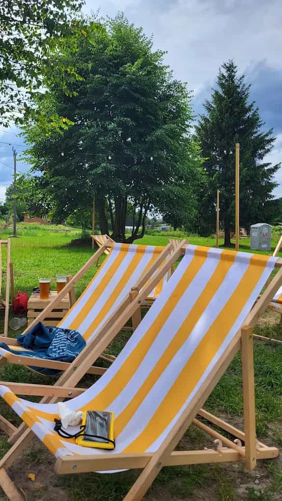 Leżaki w ogrodzie
